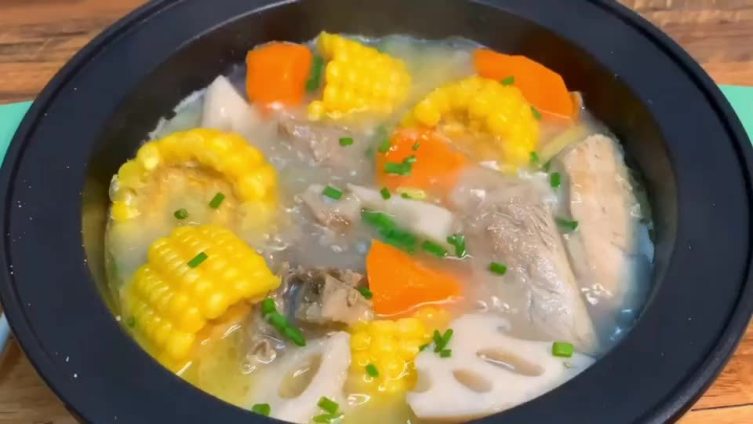 连喝三碗都不够的莲藕玉米排骨汤via:每日家常菜